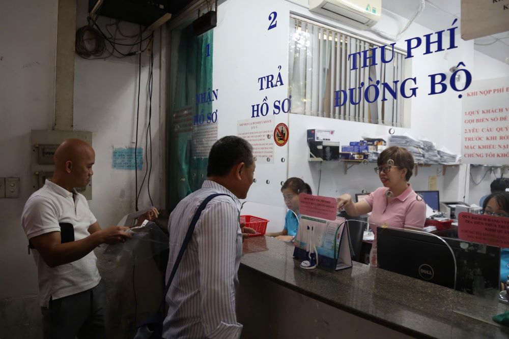   Hàng dài phương tiện xếp hàng chờ tới lượt đăng kiểm tại chi nhánh Hồng Hà ngay từ sáng sớm 2.3. Ảnh: Anh Tú