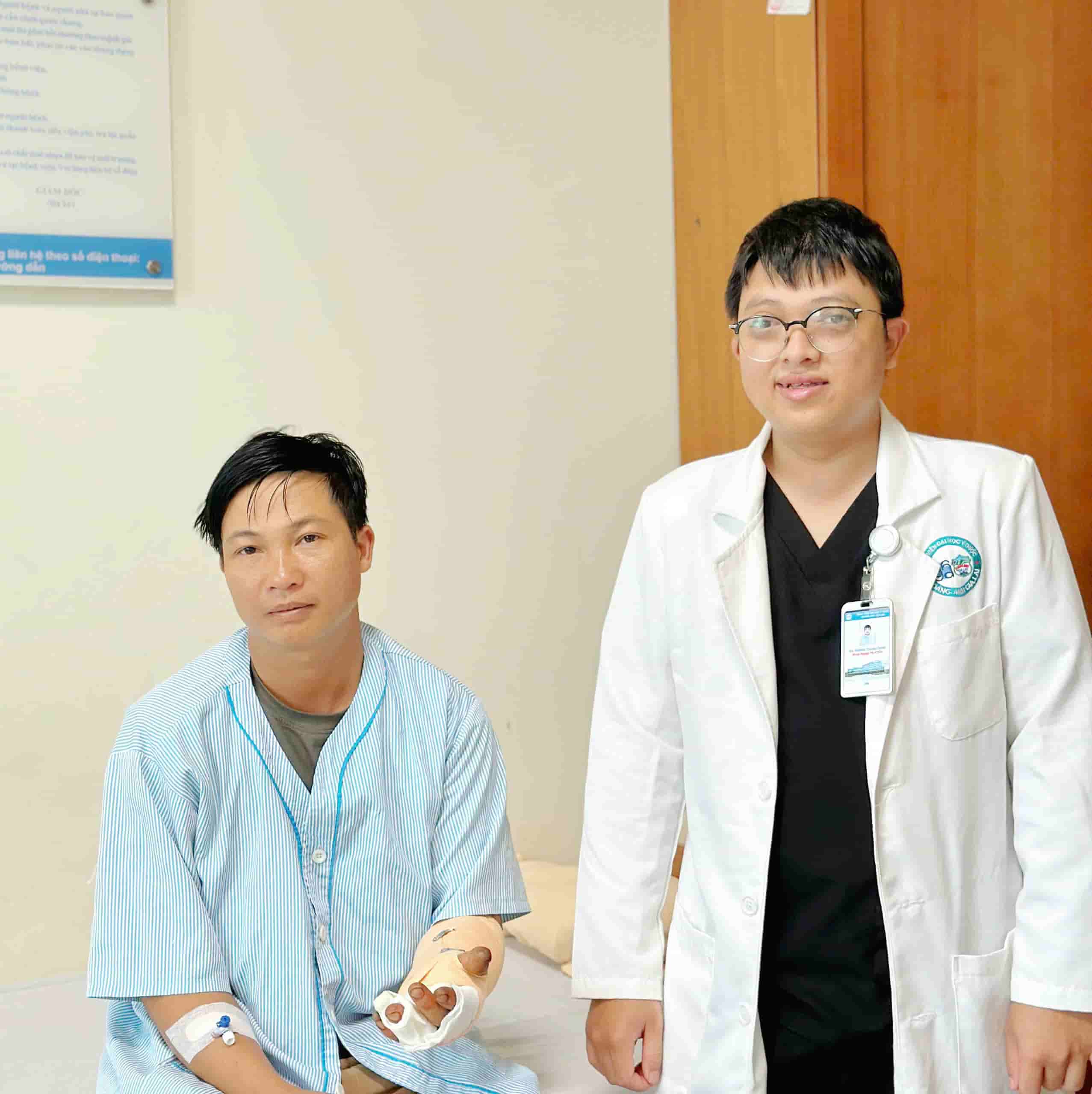 Doctors treated patient H promptly, and at the same time warned of the risk of workplace accidents. Photo: Thanh Tuan