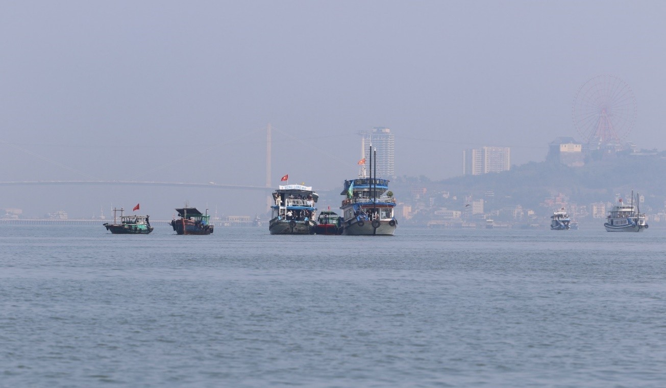 Deputy Prime Minister Mai Van Chinh requested to inspect and review the safety and technical conditions of the entire tourist boat fleet in Ha Long Bay. In the photo, a street vendor boat intersects between 2 tourist boats in Ha Long Bay to sell goods. Photo: Ha Long Bay - Yen Tu World Heritage Site Management Board