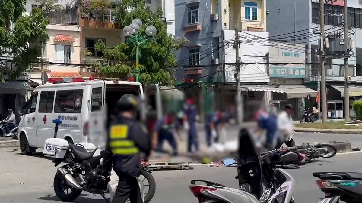Scene of a collision between 2 motorbikes, 3 casualties in Ho Chi Minh City. Photo: Minh Tam