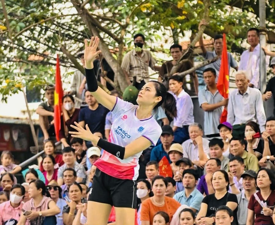 Main attacker Vi Thi Nhu Quynh took the field to compete in the village festival right after returning home. Photo: Vietnam Volleyball