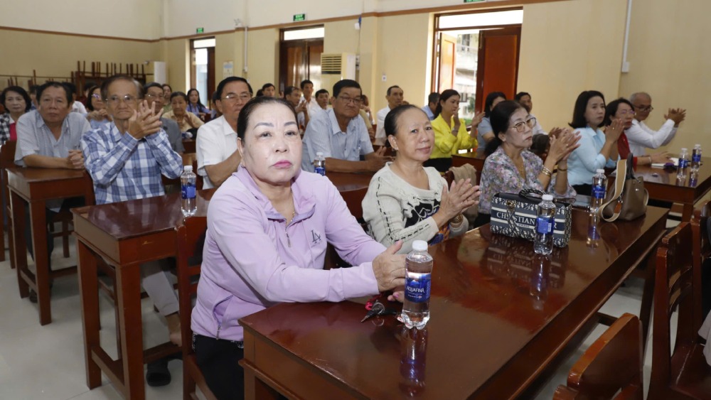 Cử tri tham dự hội nghị. Ảnh: Hồng Cẩm