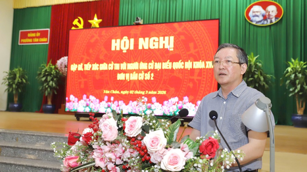 Mr. Luong Quoc Doan spoke at a meeting with voters in Tan Chau ward. Photo: Hong Cam
