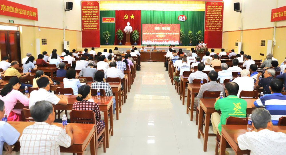 Qua nghe các thông tin, bà con cử tri đánh giá cao các ứng cử viên Đại biểu Quốc hội khoá XVI. Ảnh: Hồng Cẩm