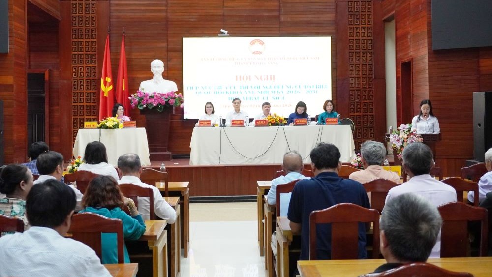 Cử tri đơn vị bầu cử số 4 ở Đà Nẵng tiếp xúc người ứng cử đại biểu Quốc hội khóa XVI. Ảnh: Trần Thi