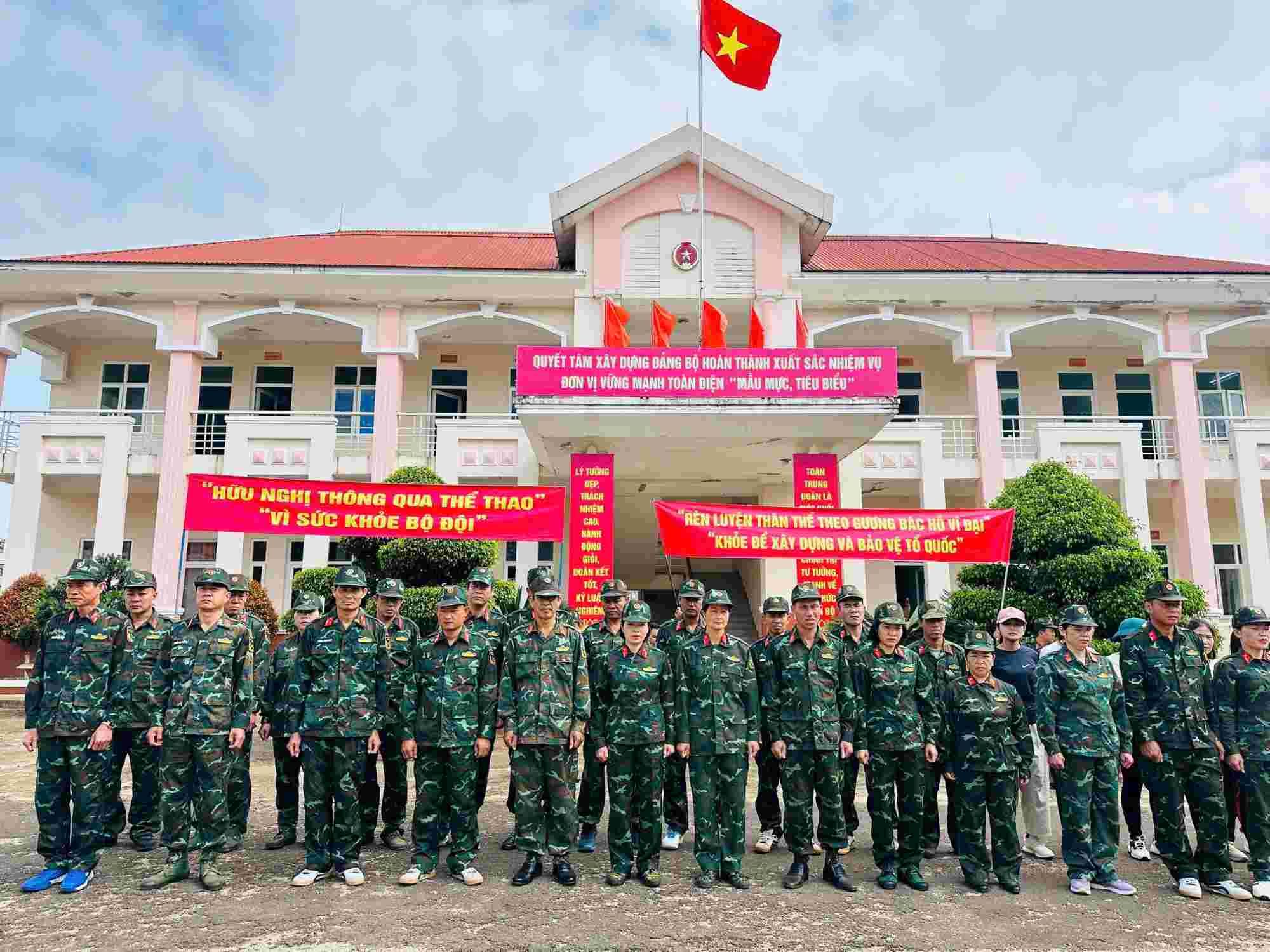 Các vận động viên tham gia tại “Ngày chạy thể thao quân sự” kết hợp “Ngày chạy Olympic”. Ảnh: Linh Khôi