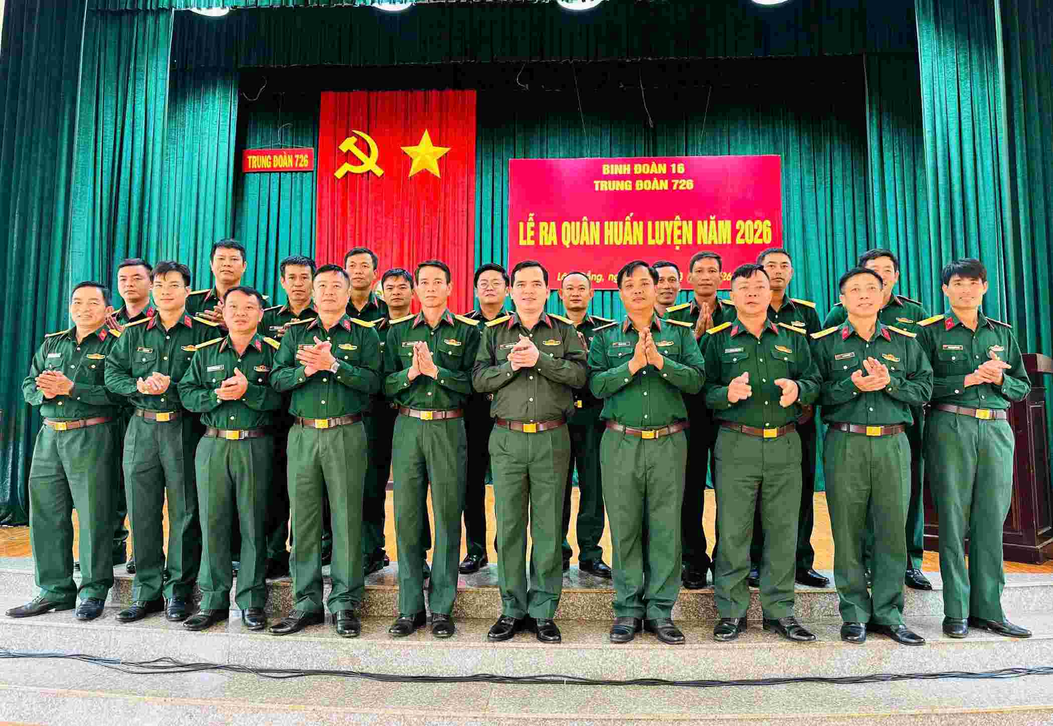 Các đại biểu chụp ảnh lưu niệm tại Lễ ra quân huấn luyện năm 2026. Ảnh: Linh Khôi