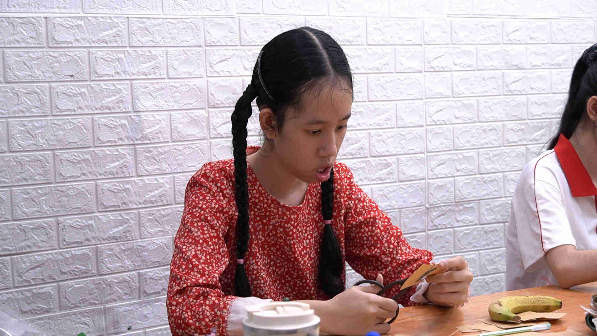 Con gái chị Phương mắc bại não bắt đầu học việc, làm thêm tại Vụn Art để có thêm thu nhập và cơ hội hòa nhập cộng đồng. Ảnh: Phương Anh