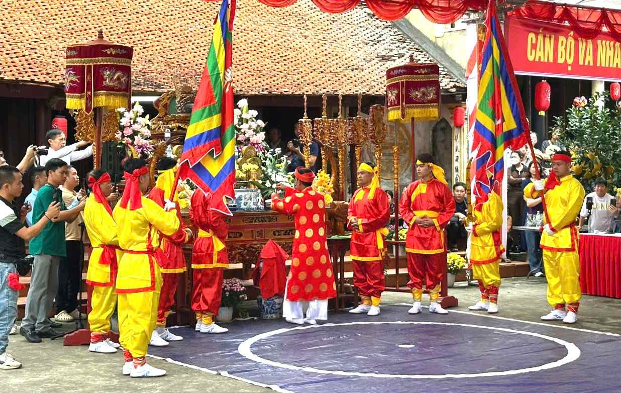 Nghi thức dâng hương tại lễ hội Minh Thề. Ảnh: Xã Kiến Thụy