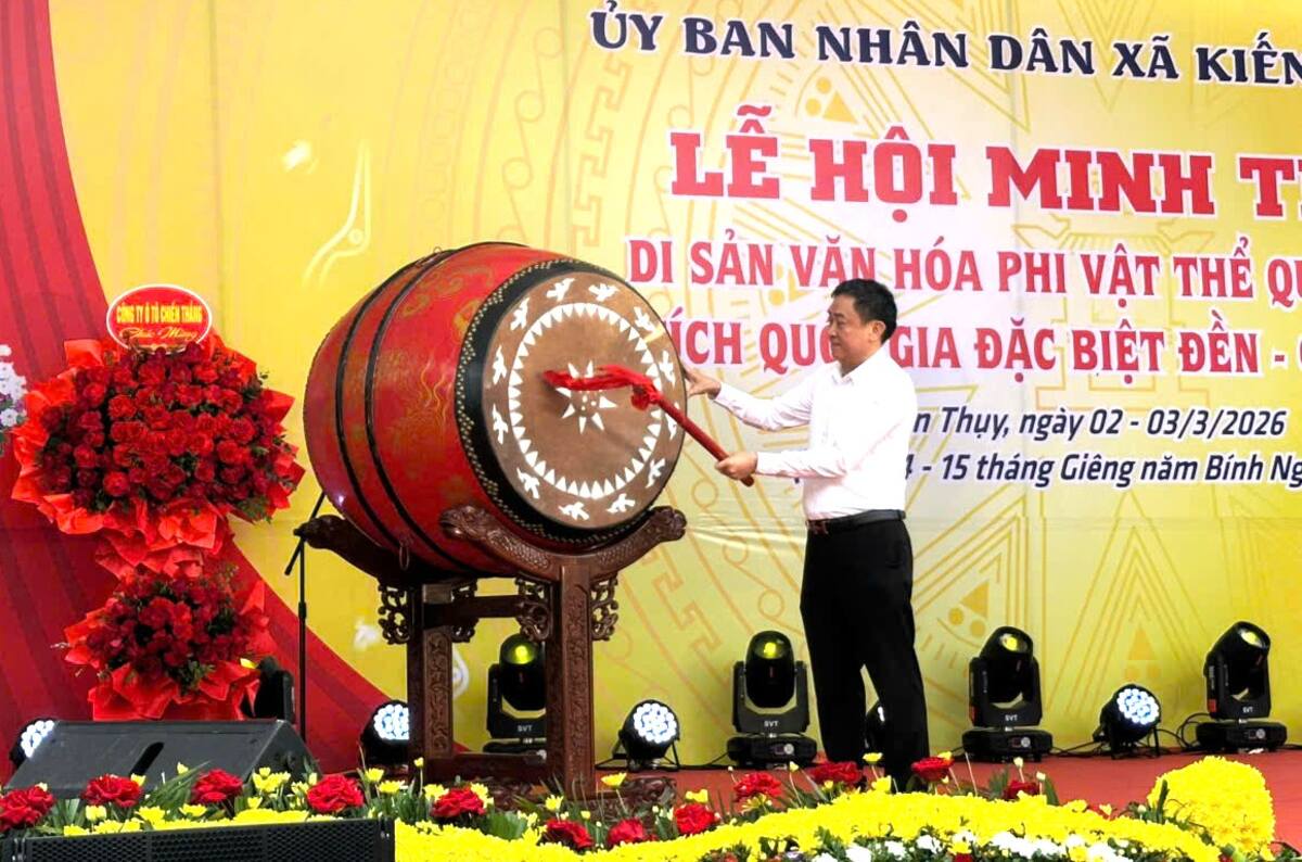 Lãnh đạo xã Kiến Thụy đánh trống khai mạc lễ hội. Ảnh: Xã Kiến Thụy