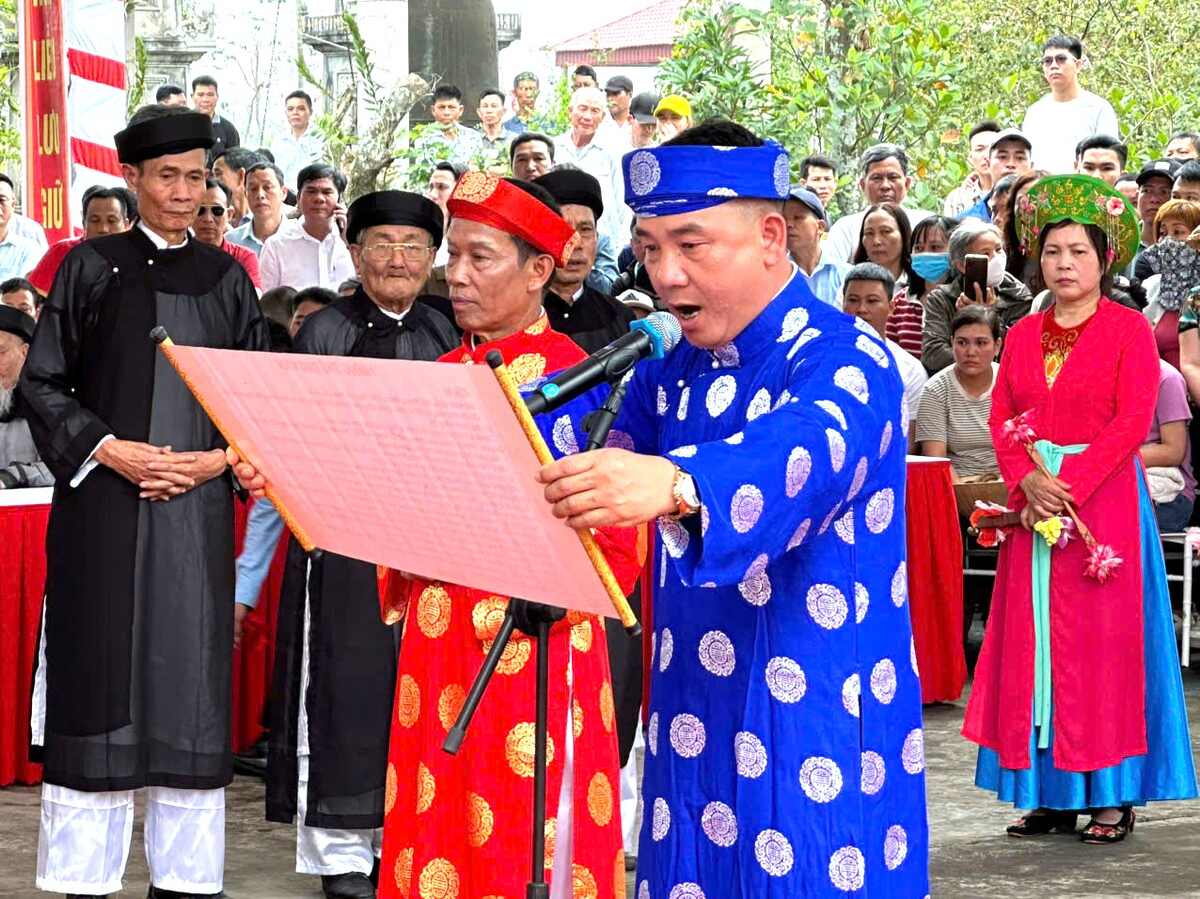 Đại diện tư văn đọc Hịch văn Minh Thề.