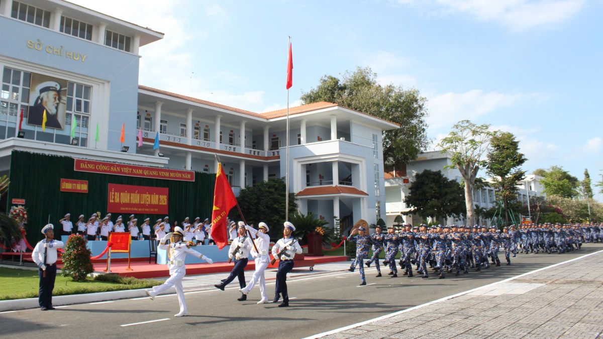 Scene of the 2026 training deployment ceremony at Naval Brigade 171. Photo: Vinh Hy