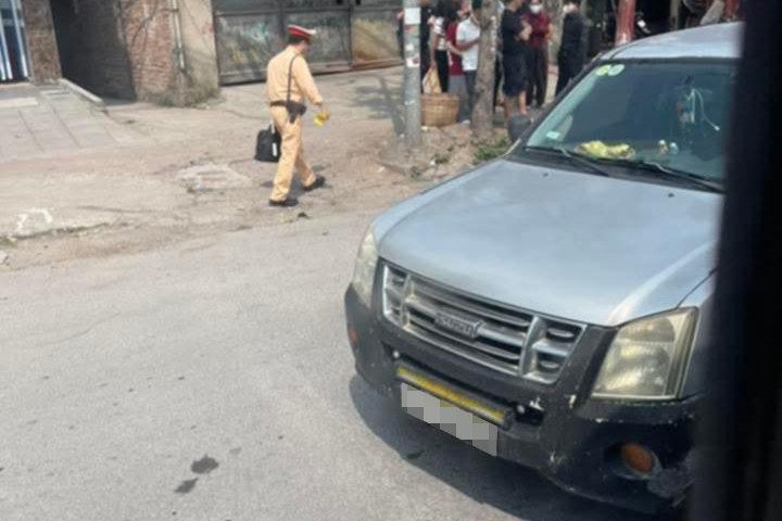 Công an dựng lại hiện trường vụ tạt đầu khiến 3 người suýt ngã vào xe đầu kéo. Ảnh: Hoàng Đặng 
