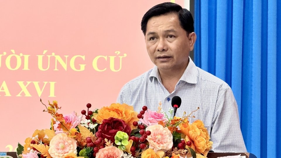 Mr. Tran Van Lau - Member of the Party Central Committee, Secretary of Vinh Long Provincial Party Committee, representing the candidates for the 16th National Assembly, spoke at the conference. Photo: Hoang Loc
