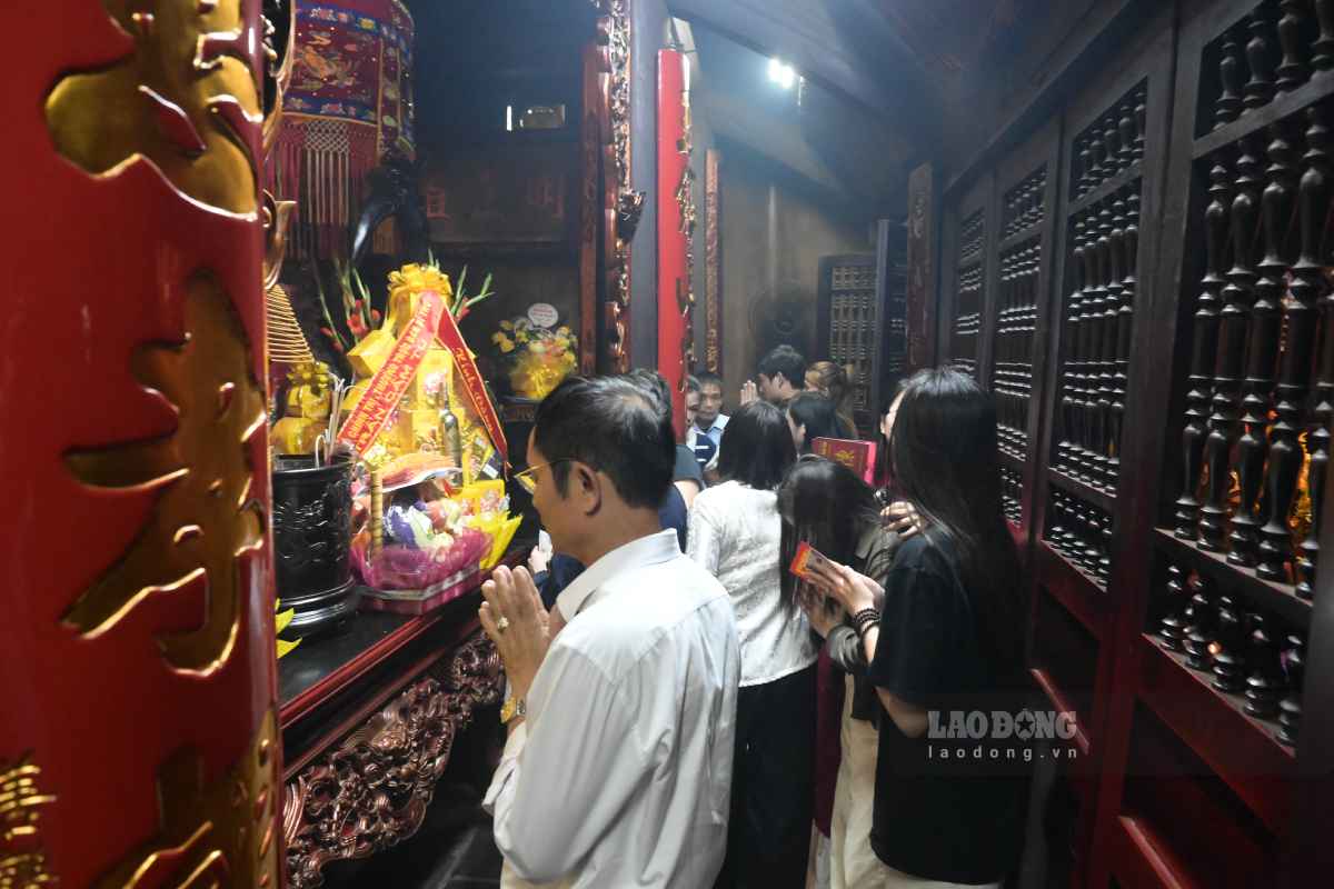 People going to worship at Tran Temple (Nam Dinh ward, Ninh Binh province) on January 14th. Photo: Luong Ha