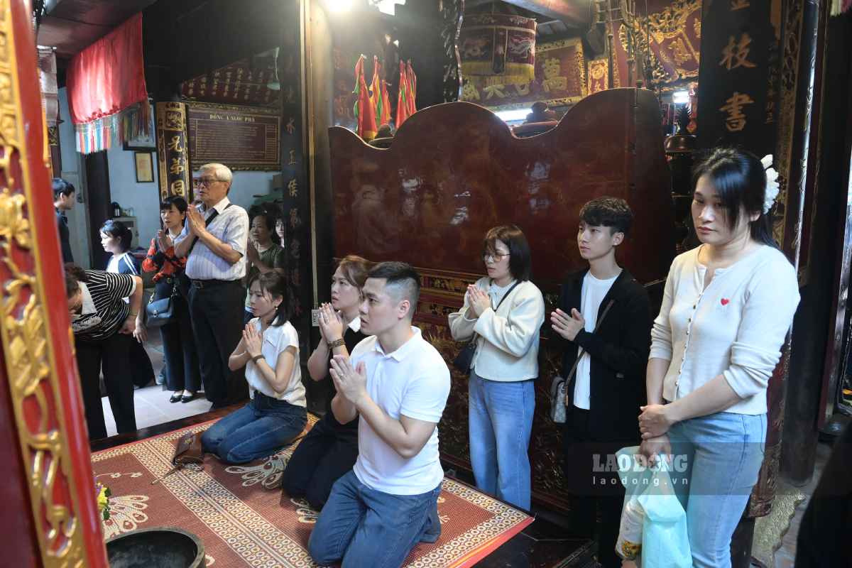 Bên trong các đến người dân xếp hàng dâng lễ. Ảnh: Lương Hà