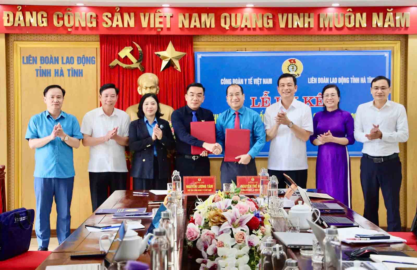 Signing ceremony of coordination regulations between Ha Tinh Provincial Labor Federation and Vietnam Medical Union. Photo: Mai Anh