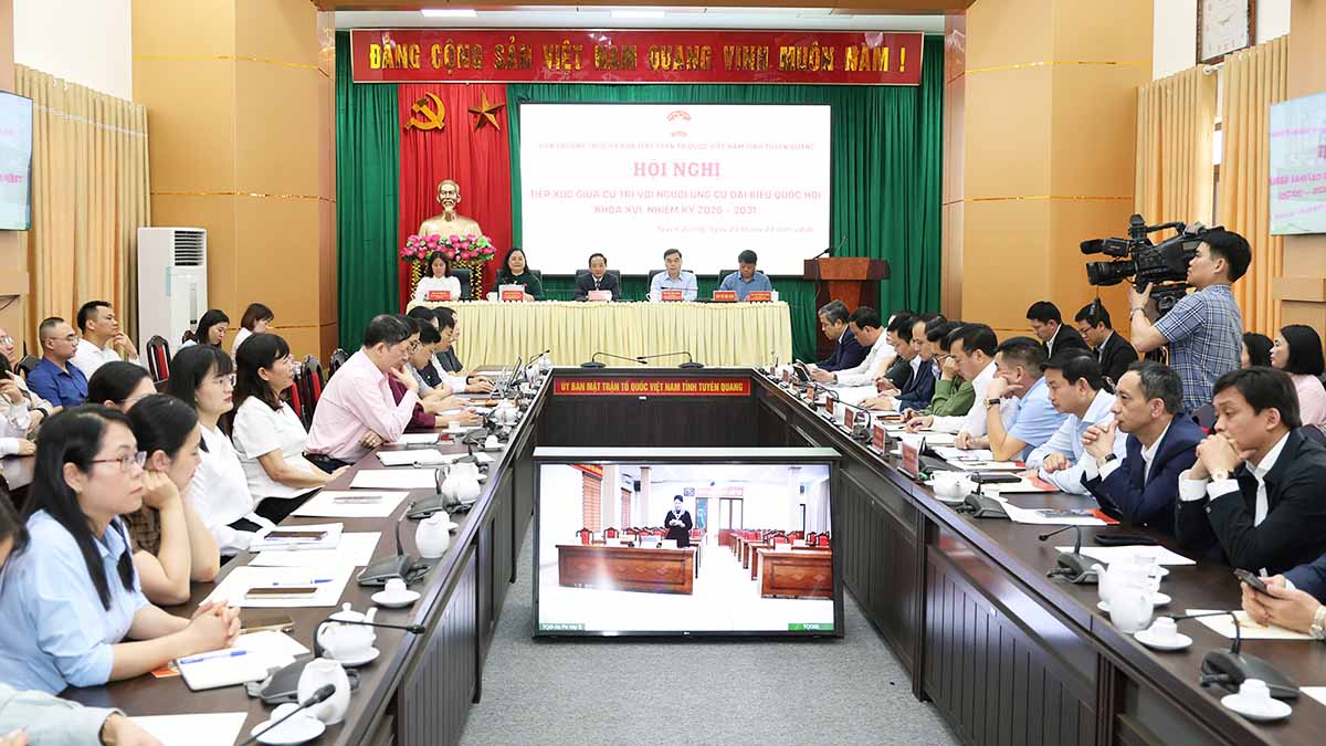 Hội nghị TXCT được trực tuyến tới các điểm cầu UBND xã, phường tại tỉnh Tuyên Quang. Ảnh: Việt Bắc.