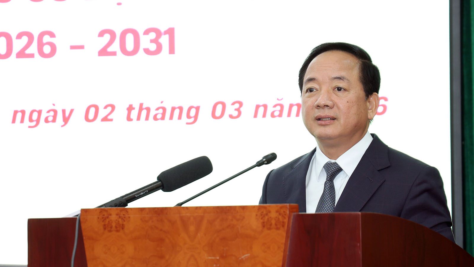 Politburo member, Secretary of the Party Central Committee, Head of the Central Propaganda and Mass Mobilization Commission Trinh Van Quyet meets with voters in Tuyen Quang. Photo: Viet Bac.