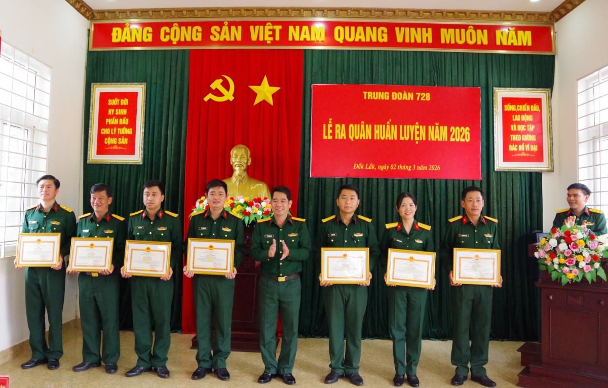 Đại tá Phạm Văn Nghĩa, Phó bí thư Đảng ủy, Trung đoàn trưởng trao thưởng cho các tập thể và cá nhân. Ảnh: Lê Hùng