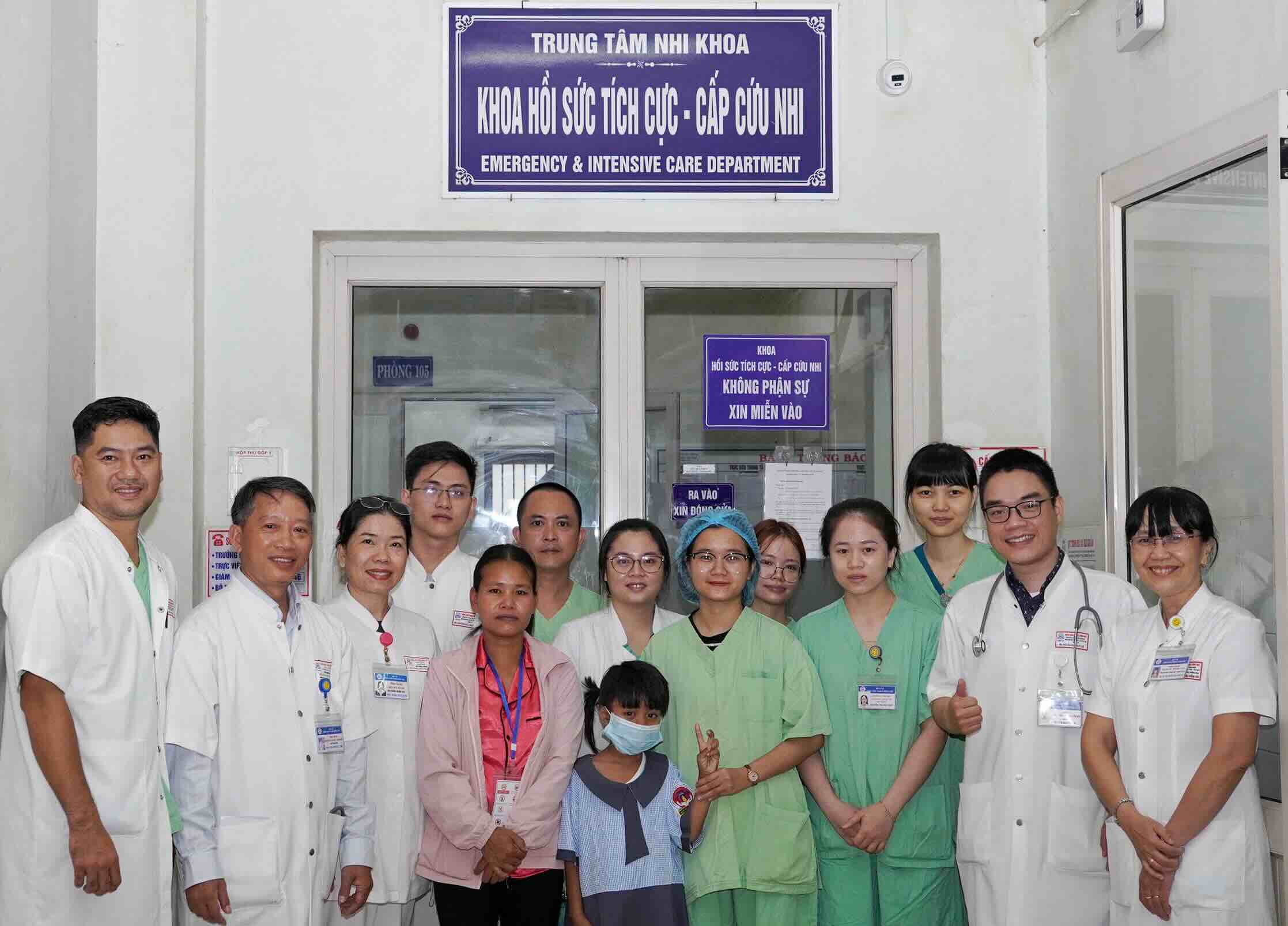 The baby girl bitten by a venomous snake was rescued in time. Photo: T. Tram.