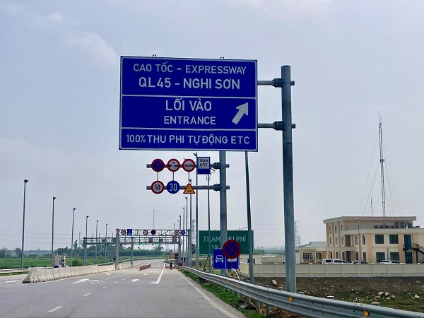Toll station on the North - South expressway. Photo: Vietnam Road Administration