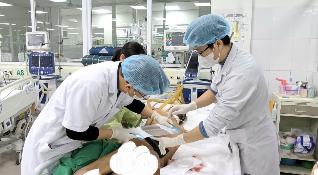 17-year-old young man in critical condition due to severe infection from a small pimple. Photo: Thanh Dang