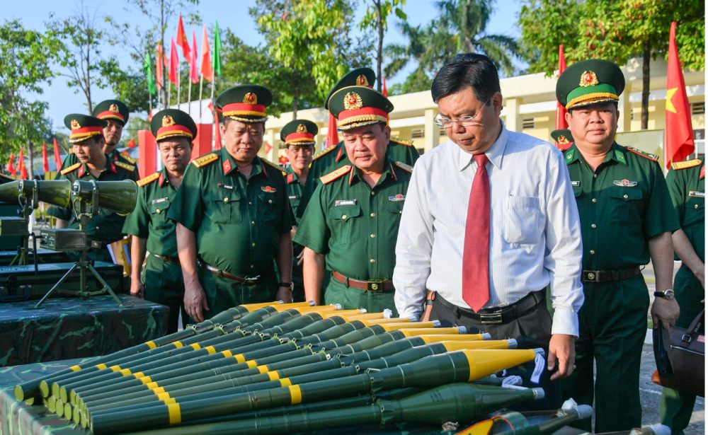 Bí thư Tỉnh ủy An Giang - Nguyễn Tiến Hải tham quan mô hình, học cụ chuẩn bị huấn luyện năm 2026. Ảnh: Phương Vũ