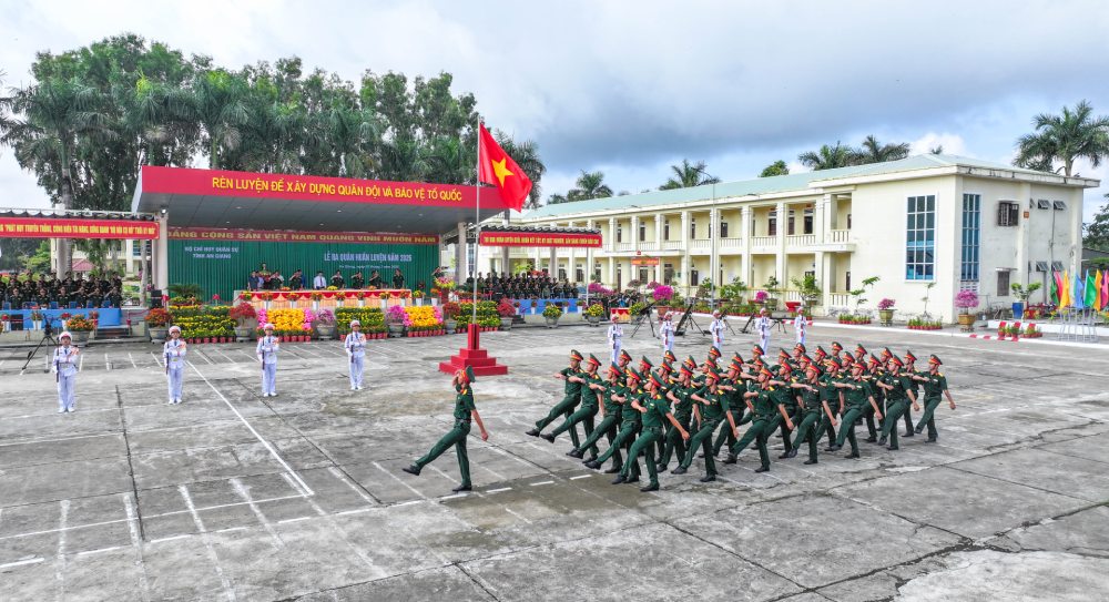 An Giang province's armed forces review troops at the 2026 training deployment ceremony. Photo: Phuong Vu