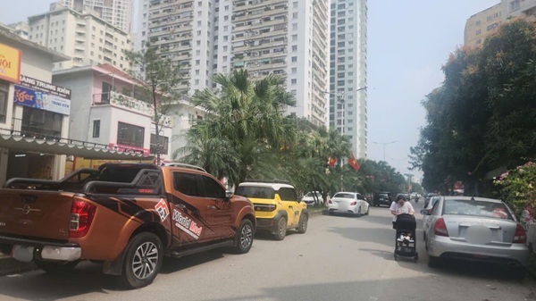 Áp lực đỗ xe khiến giao thông nội khu khu đô thị Văn Khê bị ảnh hưởng