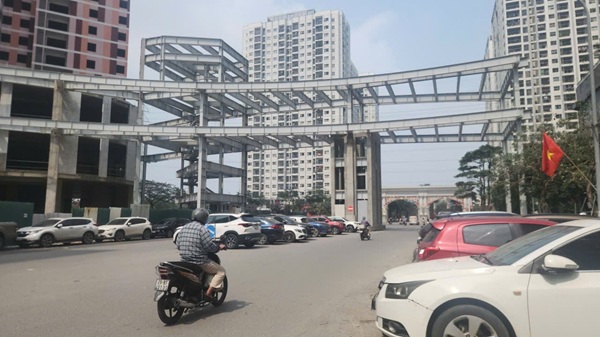 Đường nội khu khu đô thị Văn Khê bị lấn chiếm do thiếu bãi đỗ xe