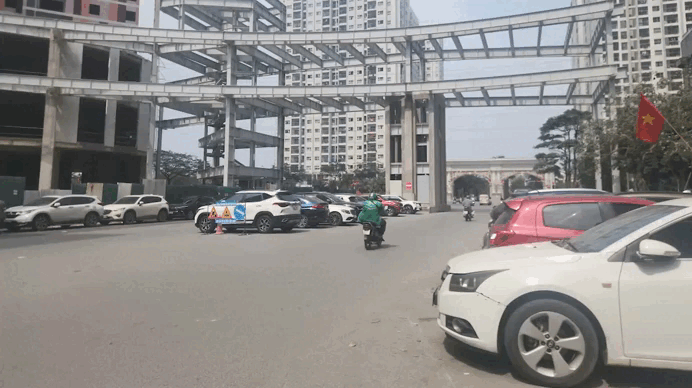 Khu đô thị Văn Khê đường nội khu quá tải vì thiếu bãi đỗ xe. Ảnh: Minh Hạnh 