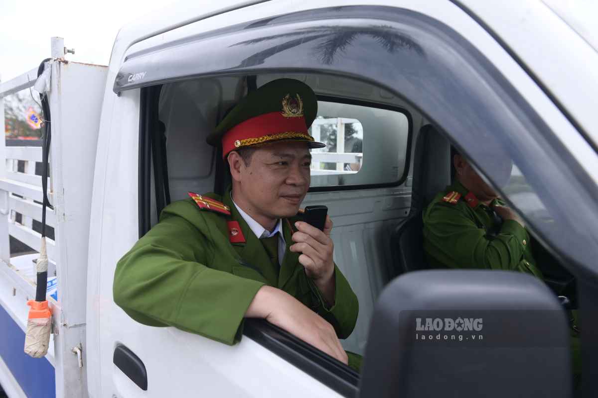 Lực lượng công an liên tục tuần tra, kiểm soát tại khu vực đền Trần trước giờ khai ấn. Ảnh: Lương Hà