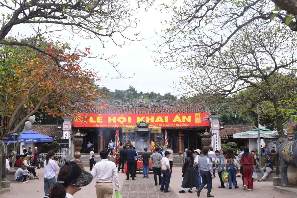 People and tourists flocked to the Tran Temple area to offer incense, waiting to attend the Seal Opening Ceremony. Photo: Luong Ha