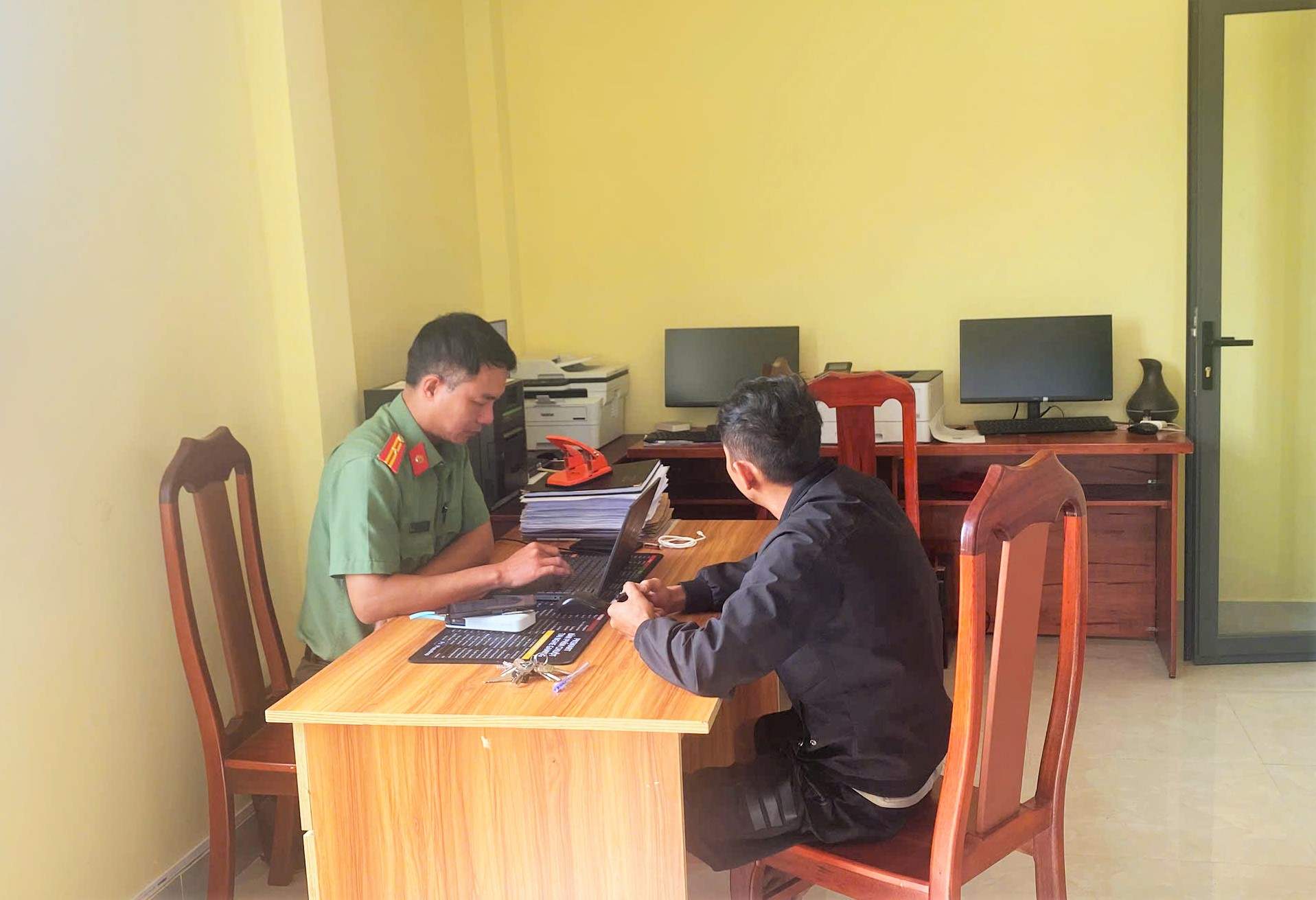 Ông V.V.T bị xử phạt 7,5 triệu đồng về hành vi lập nhóm Zalo để báo chốt Cảnh sát giao thông. Ảnh: Công an cung cấp 