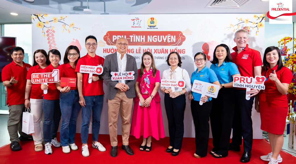 Representatives of Prudential Vietnam take photos with representatives of the Saigon Ward Labor Federation and the Humanitarian Blood Donation Center at the event. Photo: Provided by DN