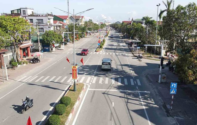 Việc sửa chữa các cụm đèn giao thông hư hổng cần sớm thực hiện để đảm bảo an toàn giao thông. Ảnh: Trần Tuấn