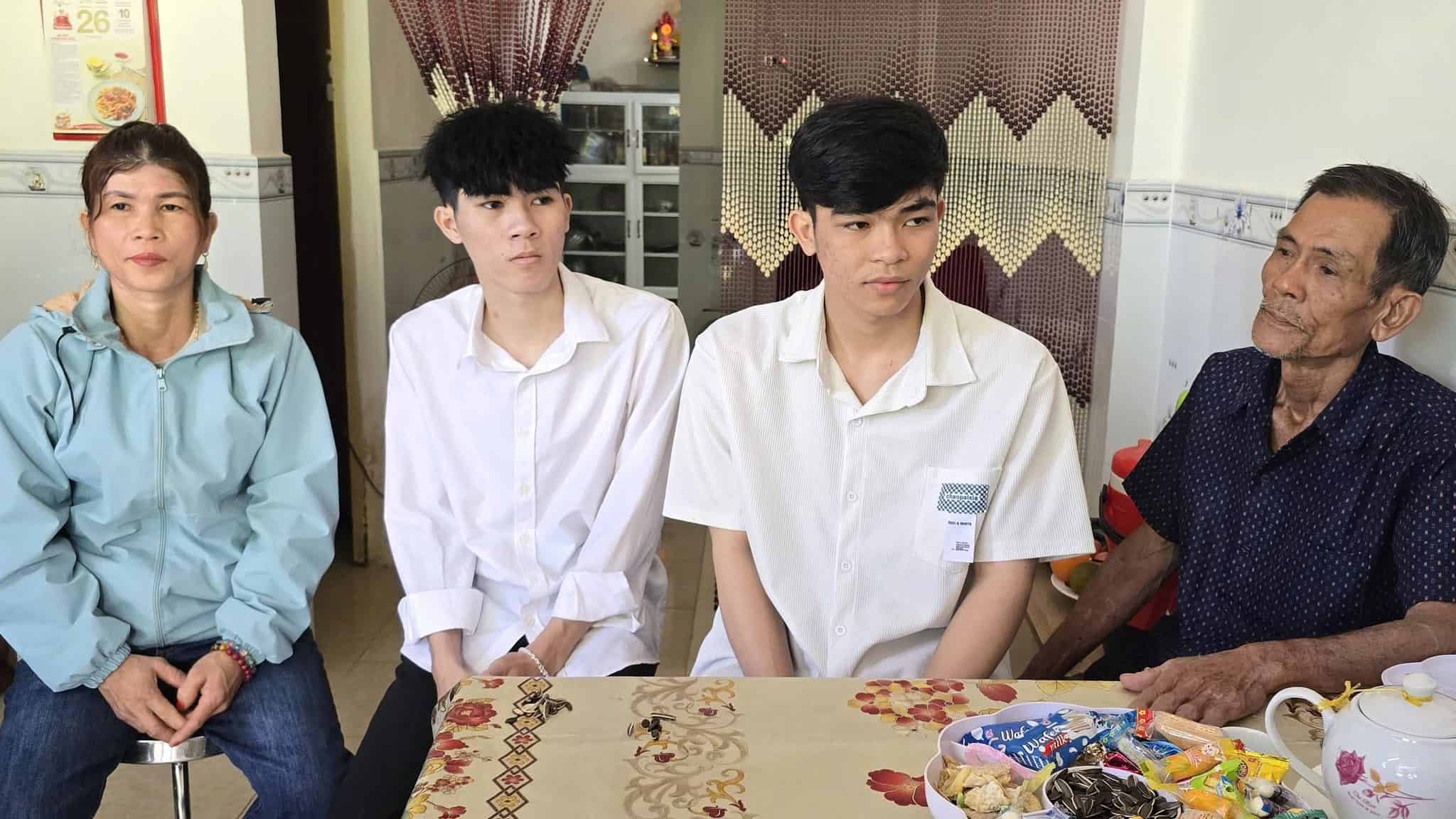 Two brothers Nguyen Thanh Trieu Tan and Nguyen Thanh Tan Tai are preparing personal military equipment to prepare for the enlistment day. Photo: Van Coc