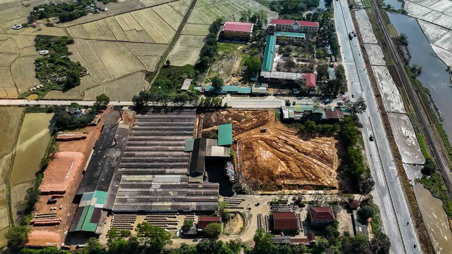 Nhà máy sản xuất gạch hoạt động bất chấp lệnh cấm. Ảnh: PV