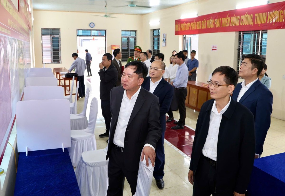 Vice Chairman of the City People's Committee Tran Van Quan inspects facilities serving the election day. Photo: Hai Phong e-Portal