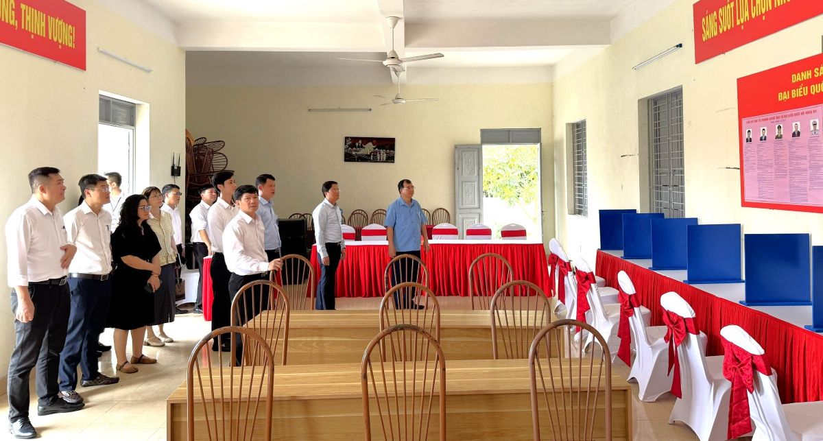 Phó Chủ tịch UBND TP Hải Phòng Nguyễn Minh Hùng kiểm tra công tác chuẩn bị bầu cử. Ảnh: Cổng TTĐT Hải Phòng