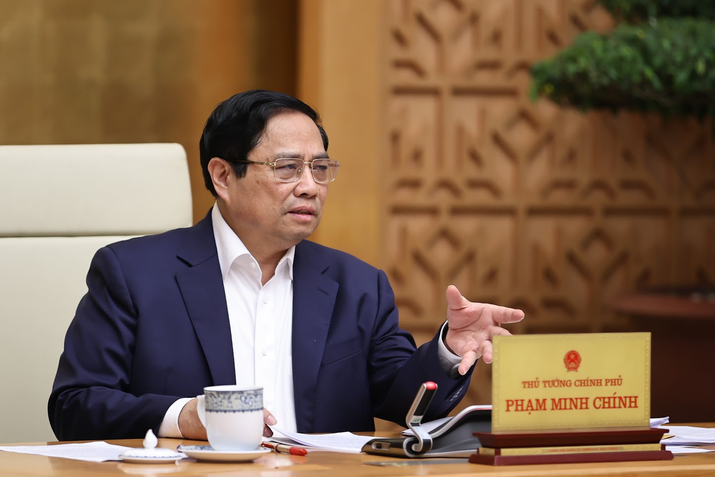 In Decision 282/QD-TTg, Prime Minister Pham Minh Chinh directed the reform of salaries, bonuses and diversification of preferential policies for cadres, civil servants, and public employees. Photo: VGP