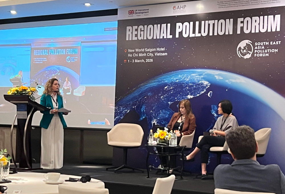 Speaker presents a paper at the Southeast Asian Pollution Forum. Photo: Vinh Phu