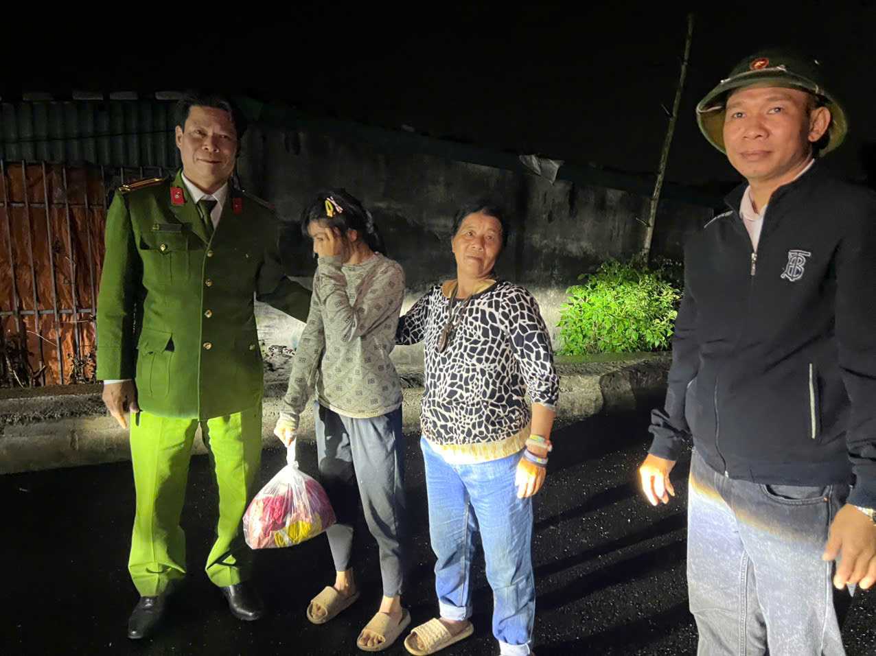 Discovering the lost woman, Tan Hung Commune Police quickly provided support. Photo: Hung Yen Provincial Police