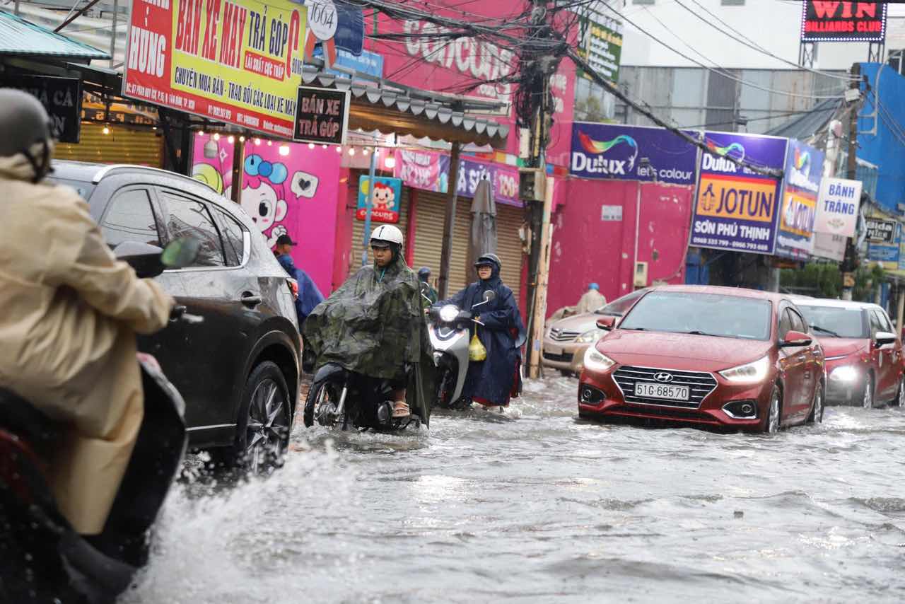 The Southern region has unseasonal thunderstorms. Photo: Minh Tam