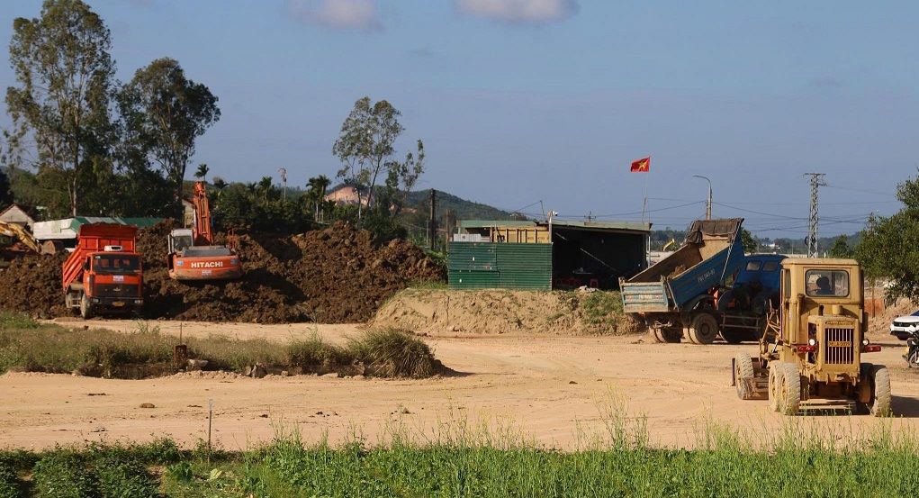 Accelerate the construction of the Hoang Sa - Doc Soi road project in Quang Ngai. Photo: Vien Nguyen