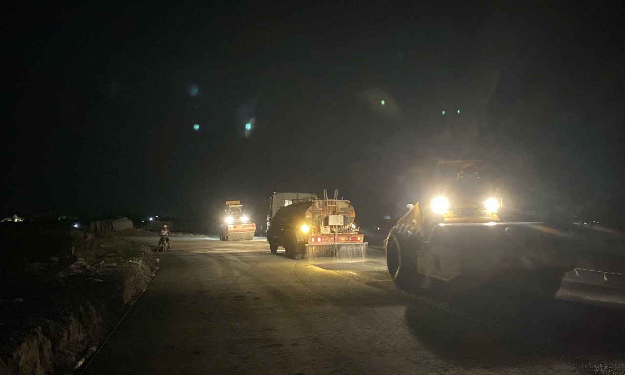 Rollingstocks operate continuously to ensure the tightness of the roadbed. Photo: Thanh Nhan