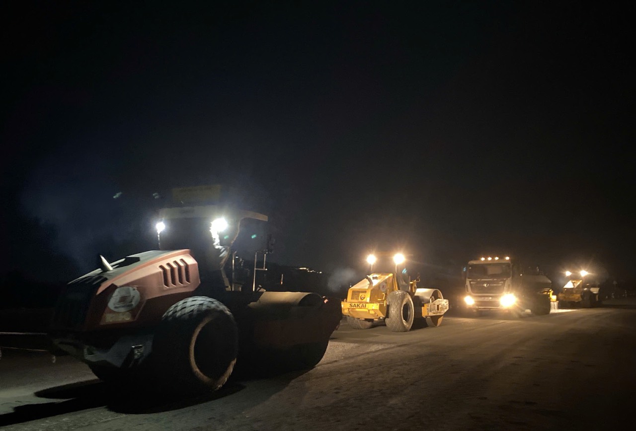 Công nhân thi công vào ban đêm trên công trường cao tốc đoạn qua tỉnh An Giang. Ảnh: Thành Nhân