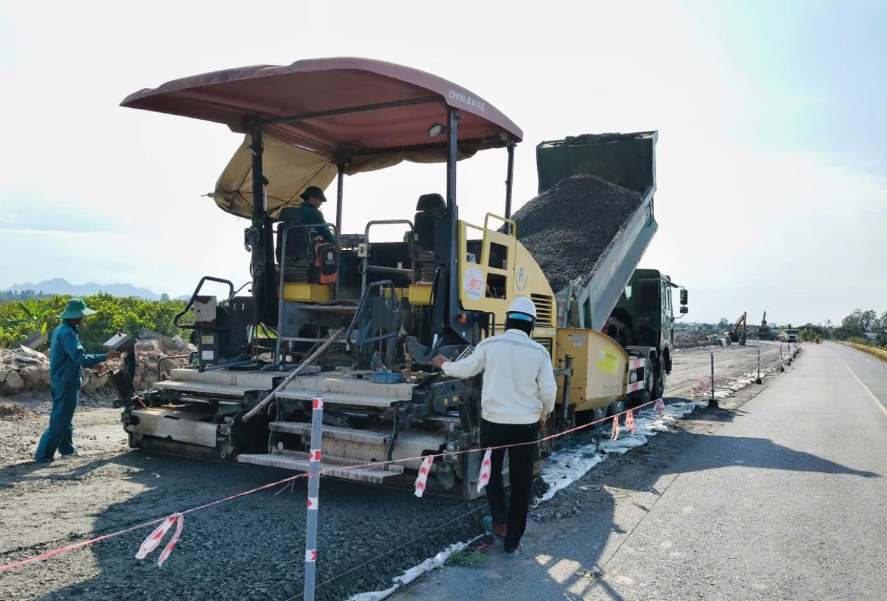 Công nhân tranh thủ làm việc khi thời tiết thuận lợi. Ảnh: Thành Nhân