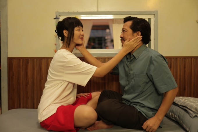 “Nhà ba tôi một phòng” lê thê, dài dòng và đẩy quá đà nhiều tình tiết. Ảnh: Nhà sản xuất